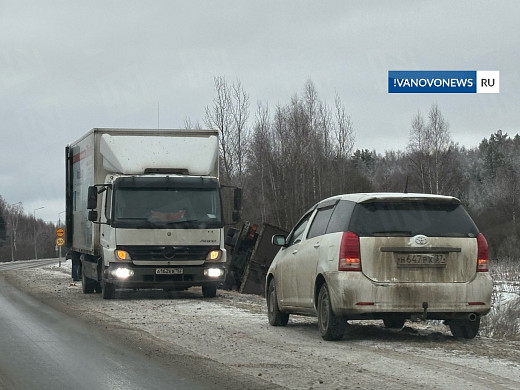 В Палехском районе из-за деформации асфальта опрокинулся МАЗ